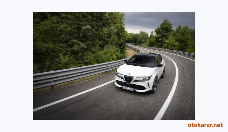 Alfa Romeo Junior İbrida resmi
