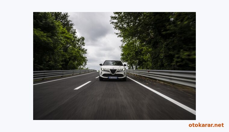 Alfa Romeo Junior İbrida resmi
