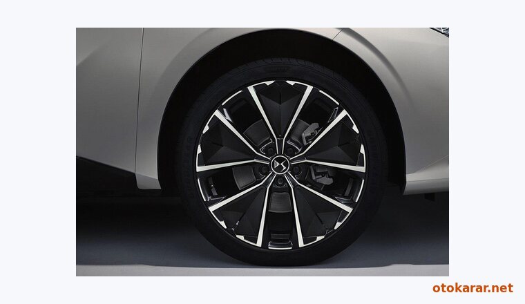 DS Automobiles DS 4 resmi