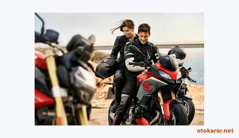 BMW F 900 XR Triple Black resmi