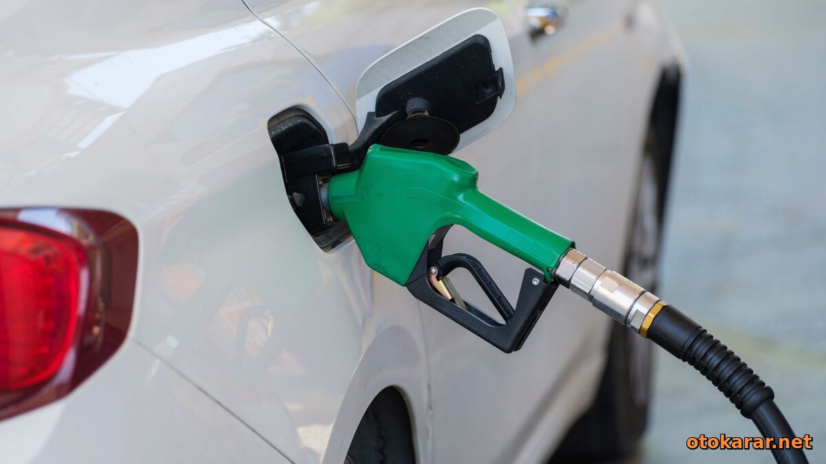 Akaryakıta 14 Ağustos Çifte Zam: Motorin 82 TL'yi Aştı, LPG 34 TL — Sıfır ve 2.El Alıcısına Etkisi